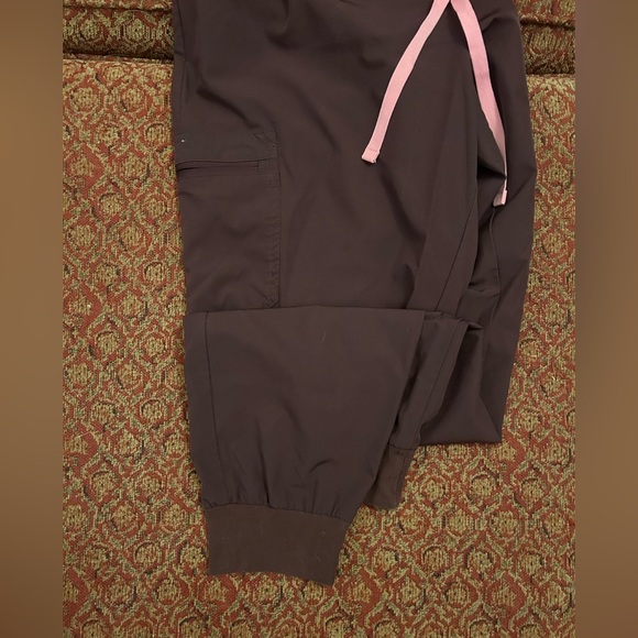 Figs jogger scrub pants in dark Fig *LIMITED EDITION COLOR* - Picture 3 of 4